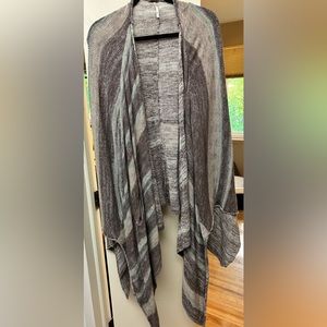Long gray/beige patterned cardigan, with pockets.